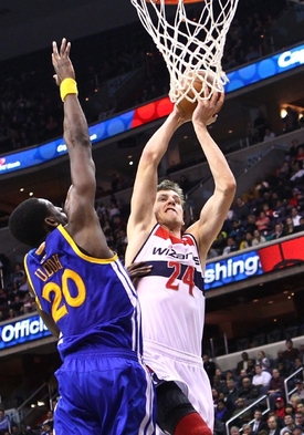 Jan Veselý v bílém dresu Wizards.