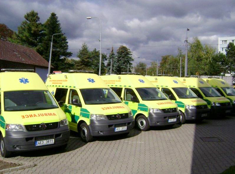 Čtverce místo pruhů. Tak budou vypadat všechny sanitky v Česku.