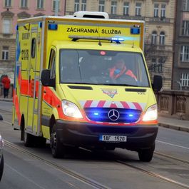 Pražská sanitka s červeným pruhem.