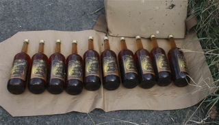 Zhruba 60 neokolkovaných lahví s alkoholem zajistili 16. září policisté v lese na Bruntálsku. Kde jsou další tisíce litrů?