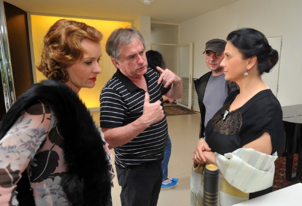 Film sleduje proces velké rekonstrukce vily v letech 2010 – 2012, v hraných scénách přibližuje i život rodiny Tugendhatů a dramatické doteky historie. Režisér Rudolf Chudoba (muž vlevo).