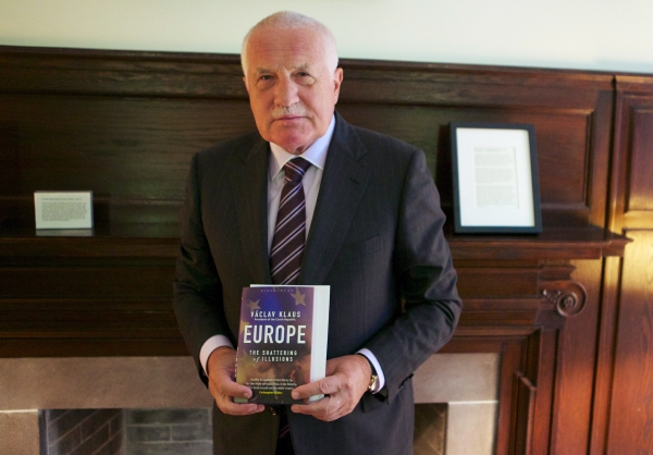 Prezident Václav Klaus se dnes v New Yorku ohradil vůči vyjádřením premiéra Petra Nečase k jeho vetu důchodové reformy.