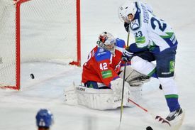 Igor Skorokmodov z Chanty-Mansijsku před brankářem Lva Tomášem Pöpperlem.
