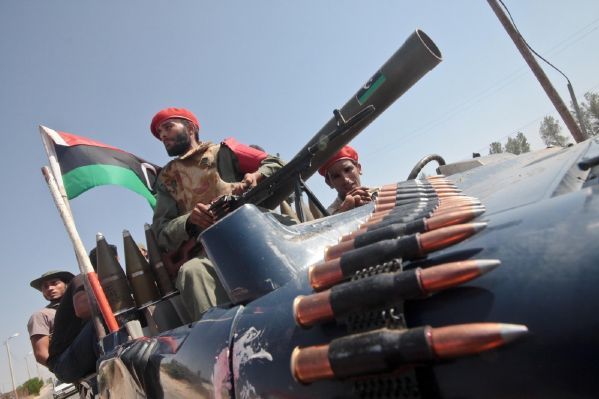 Bojovníci přechodné libyjské vlády vyrážejí protii jedné z milic na západě země. 
