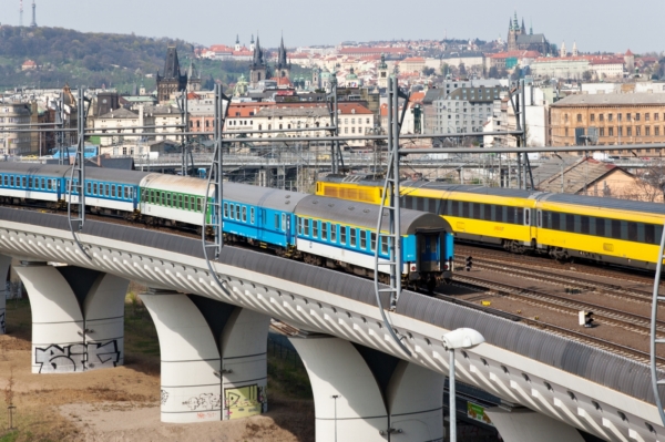 Vlak Českých drah (vlevo) a RegioJetu (vpravo). Vlak Českých drah (vlevo) a RegioJetu (vpravo).
