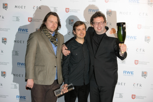 Režisér filmu Pod sluncem tma Martin Mareček (uprostřed) s producenty Filipem Remundou (vlevo) a Vítem Klusákem (vpravo). Režisér filmu Pod sluncem tma Martin Mareček (uprostřed) s producenty Filipem Remundou (vlevo) a Vítem Klusákem (vpravo).