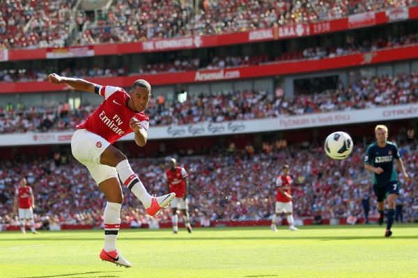 Theo Walcott chce být opět útočníkem.