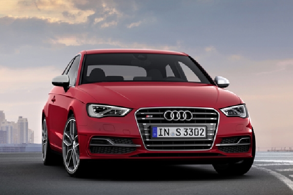Audi S3 vypadá dynamicky, i když stojí.