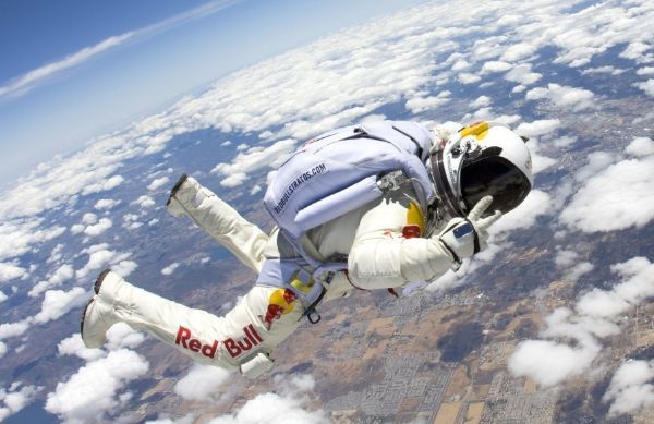 Baumgartner poletí volným pádem pět a půl minuty. 