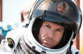 Baumgartner chce překonat o pět tisíc metrů dosavadní rekord seskoku z výšky. 