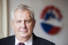 Miloš Zeman se zatím v průzkumech ohybuje za Janem Fischerem.