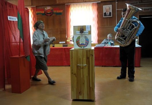 K volbám zvesela za doprovodu muziky ve vesnici Kurkovo. K volbám zvesela za doprovodu muziky ve vesnici Kurkovo.