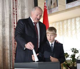 Lukašenko hlasuje se svým synkem. Vychovává si z něj svého následovníka? 