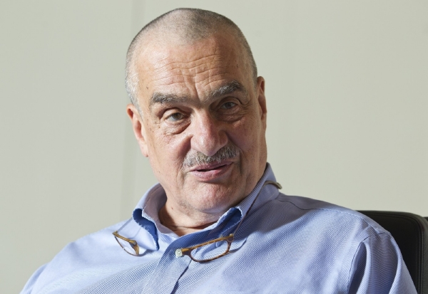 Karel Schwarzenberg varuje před agresivní autokratickou politikou Vladimira Putina.