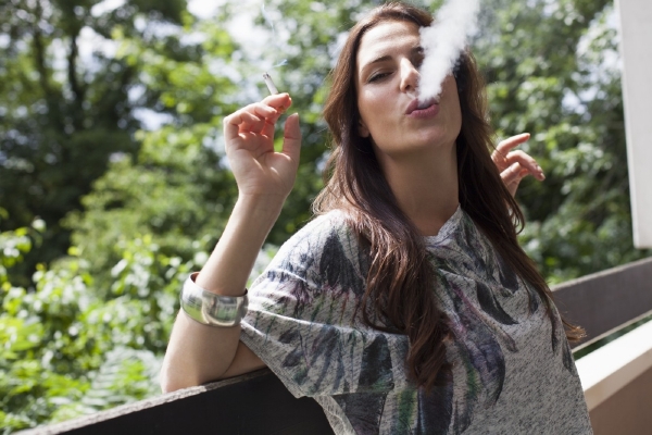 Kuřáci zaplatí v roce 2014 za krabičku cigaret asi o čtyři koruny víc (ilustrační foto).
