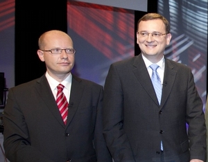 Propad u Petra Nečase je z 23 procent na 17, tedy asi o čtvrtinu. Bohuslav Sobotka je s 32 procenty i po poklesu mezi pěti nejdůvěryhodnějšími politiky.