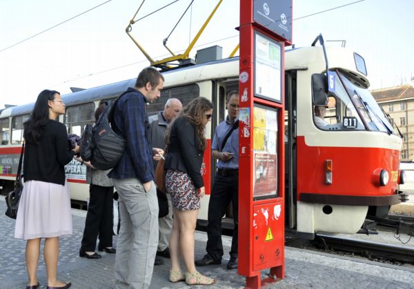 Kdy to jede? A kam? Cestující studují 1. září jízdní řády. Kdy to jede? A kam? Cestující studují 1. září jízdní řády.
