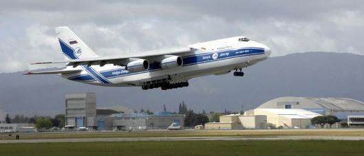 Ruský An-124 startuje z Moffett Federal Airfield v Kalifornii - směr Afghánistán. Ruský An-124 startuje z Moffett Federal Airfield v Kalifornii - směr Afghánistán.