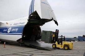 Američané nakládají ruský pronajatý letoun An-124.