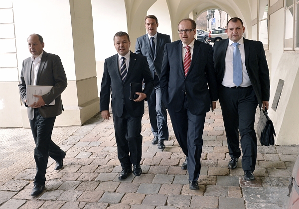 Rebelové ODS, kteří odmítli podpořit vládní změny daní, přicházejí 13. září v Praze na jednání s předsedou klubu ODS Zbyňkem Stanjurou. Na snímku jsou (zleva) Marek Šnajdr, Petr Tluchoř, Radim Fiala, Ivan Fuksa a Jan Florián. Rebelové ODS, kteří odmítli podpořit vládní změny daní, přicházejí 13. září v Praze na jednání s předsedou klubu ODS Zbyňkem Stanjurou. Na snímku jsou (zleva) Marek Šnajdr, Petr Tluchoř, Radim Fiala, Ivan Fuksa a Jan Florián.