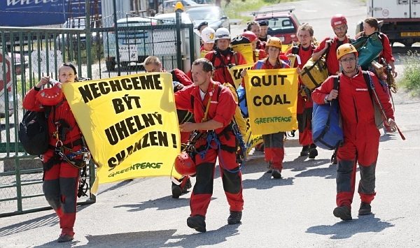 Greenpeace demonstrují proti těžbě uhlí ve Frenštátě pod Radhoštěm, květen 2012. Greenpeace demonstrují proti těžbě uhlí ve Frenštátě pod Radhoštěm, květen 2012.