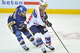 Aleš Hemský(vlevo) stíhán Markem Židlickým.