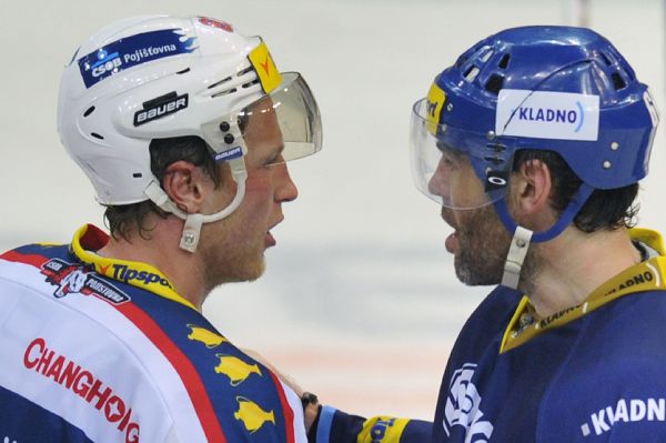 Jágr rozmlouvá s Hemským. Jágr rozmlouvá s Hemským.
