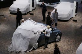 Tep se zrychluje, plachty z novinek se stahují... Pařížský autosalon začíná.