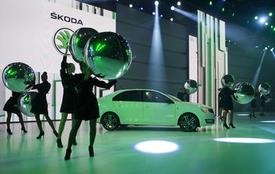 Autosalon je vždy i show. Někdy více, jindy méně povedená.