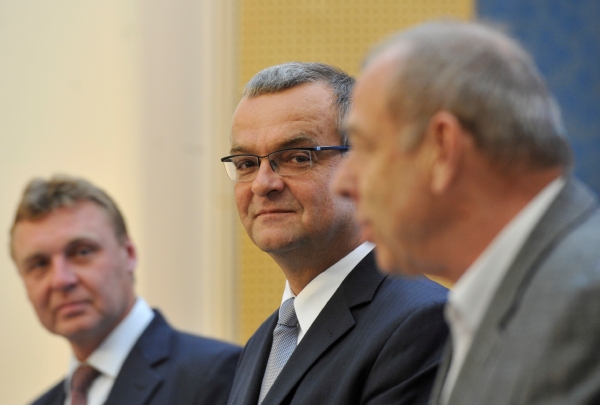 Ministr financí Miroslav Kalousek (uprostřed). Ministr financí Miroslav Kalousek (uprostřed).