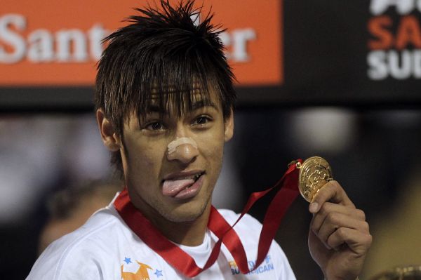 Neymar pomohl vítězným gólem k triumfu Santosu. Neymar pomohl vítězným gólem k triumfu Santosu.