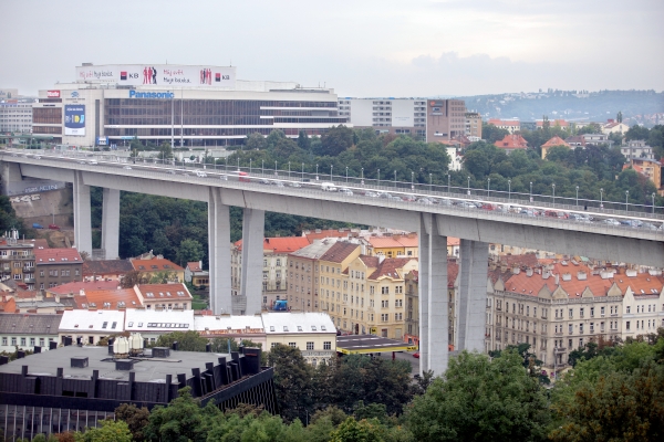 Pilíře Nuselského mostu zůstanou šedé.