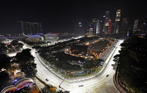 Noční závod se jezdí již v Singapuru. Noční závod se jezdí již v Singapuru.