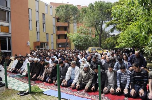 Muslimové se modlí ve francouzském Montpellier. 