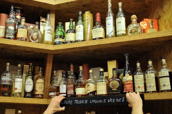 Hospodští jsou prozatím s obnovením prodeje alkoholu opatrní (ilustrační foto).