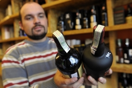 Do restaurací a barů budou v nejbližší době dodány nové lahve alkoholu s novými kolky.