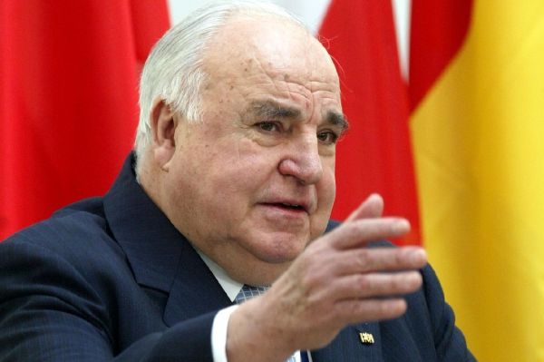 Helmut Kohl slaví v Bundestagu. Helmut Kohl slaví v Bundestagu.
