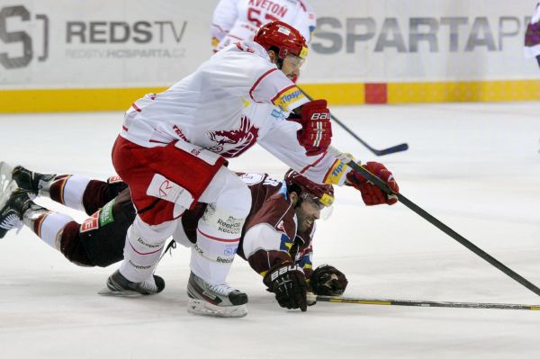 Alex Foster (dole) ze Sparty a Tomáš Klouček z Třince Alex Foster (dole) ze Sparty a Tomáš Klouček z Třince