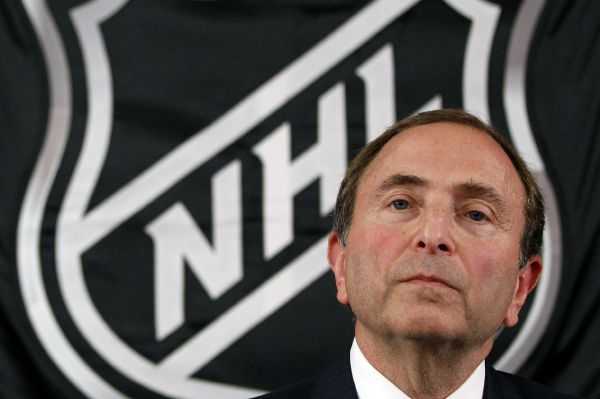 Komisionář NHL Gary Battman. Komisionář NHL Gary Battman.