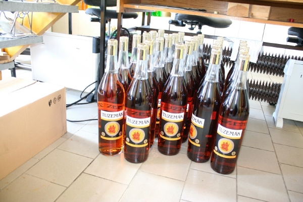 Vylévat rum, aby se skryly stopy od metanolu? Likérka tvrdí, že jen vymývali barely (ilustrační foto). Vylévat rum, aby se skryly stopy od metanolu? Likérka tvrdí, že jen vymývali barely (ilustrační foto).