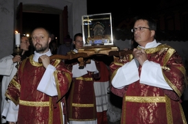 Církevní hodnostáři s relikvií sv. Václava.