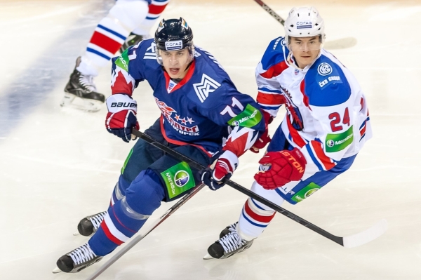 Nejen Jiří Hudler (vpravo) marně stíhal hvězdného Jevgenije Malkina. Nejen Jiří Hudler (vpravo) marně stíhal hvězdného Jevgenije Malkina.
