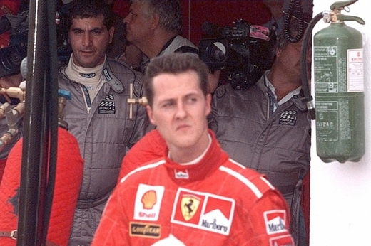 Schumacher v roce 1996 přestoupil do Ferrari a hned v druhé sezoně potvrdil svou kontroverzní jezdeckou povahu. Po sporné srážce s Damonem Hillem v roce 1994, která mu zajistila titul, se o podobný kousek pokusil i v roce 1997. Kolize s Jaquesem Villeneuvem mu však spíše uškodila, Kanaďan závod dojel a slavil titul. Schumacher byl následně diskvalifikován z celé sezóny.