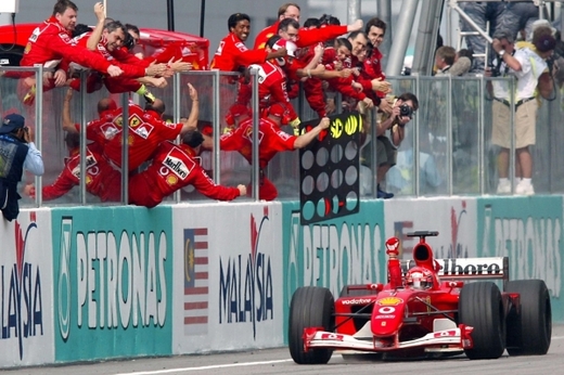 Suverénním způsobem vyhrál Schumacher celý šampionát v roce 2002, kdy ve všech závodech stanul na stupních vítězů. Získal 144 bodů, což překonal jen svým posledním titulem v roce 2004, kdy nasbíral ještě o čtyři body více.