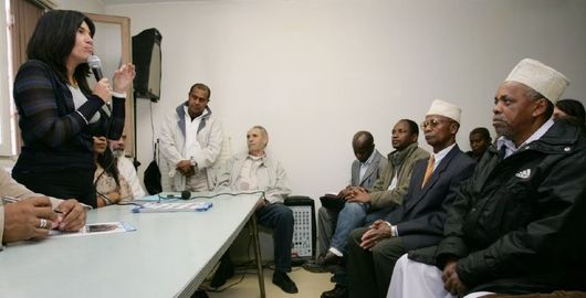 Senátorka a starostka Ghaliová při setkání s muslimskými občany. Senátorka a starostka Ghaliová při setkání s muslimskými občany.