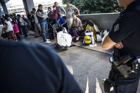 Francouzští policisté kontrolují evakuaci romského tábora v Lyonu.
