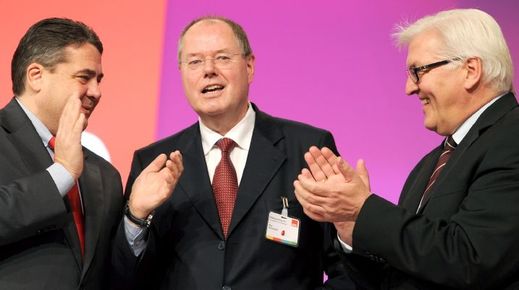 Hlavní představitelé SPD na loňském kongresu strany. Zleva předseda Siegmar Gabriel, Peer Steinbrück a šéf sociálnědemokratických poslanců Frank Walter Steinmeier. Hlavní představitelé SPD na loňském kongresu strany. Zleva předseda Siegmar Gabriel, Peer Steinbrück a šéf sociálnědemokratických poslanců Frank Walter Steinmeier.