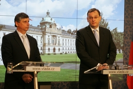 Březen 2013? Fischer chce lepší komunikaci Hradu s vládou.