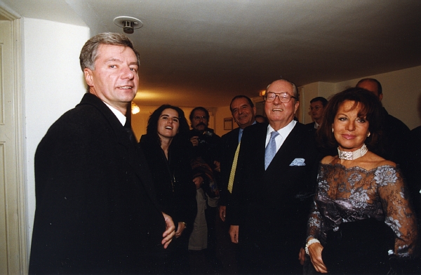 Miroslav Sládek s francouzským nacionalistickým politikem Jeanem-Marie Le Penem na snímku z roku 1999. Co dělá Sládek dnes?