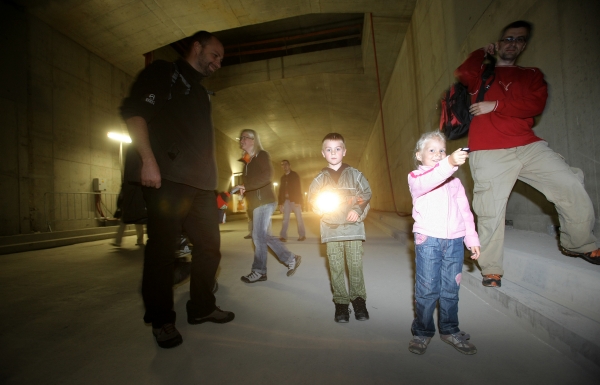 Cestou měli návštěvníci jedinečnou možnost si prohlédnout strojovnu vzduchotechniky, nejmodernější tunelářské stroje, obdivovat tuny betonu obklopující je ze všech stran a tu a tam nakouknout do sousedního tubusu. Cestou měli návštěvníci jedinečnou možnost si prohlédnout strojovnu vzduchotechniky, nejmodernější tunelářské stroje, obdivovat tuny betonu obklopující je ze všech stran a tu a tam nakouknout do sousedního tubusu.